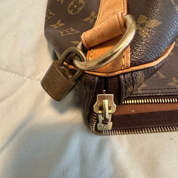 Authentic louie vitton travelling bag bought in France. - Picture 4 of 8